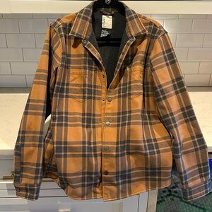 Men's Vuori snap front range shirt, size L.